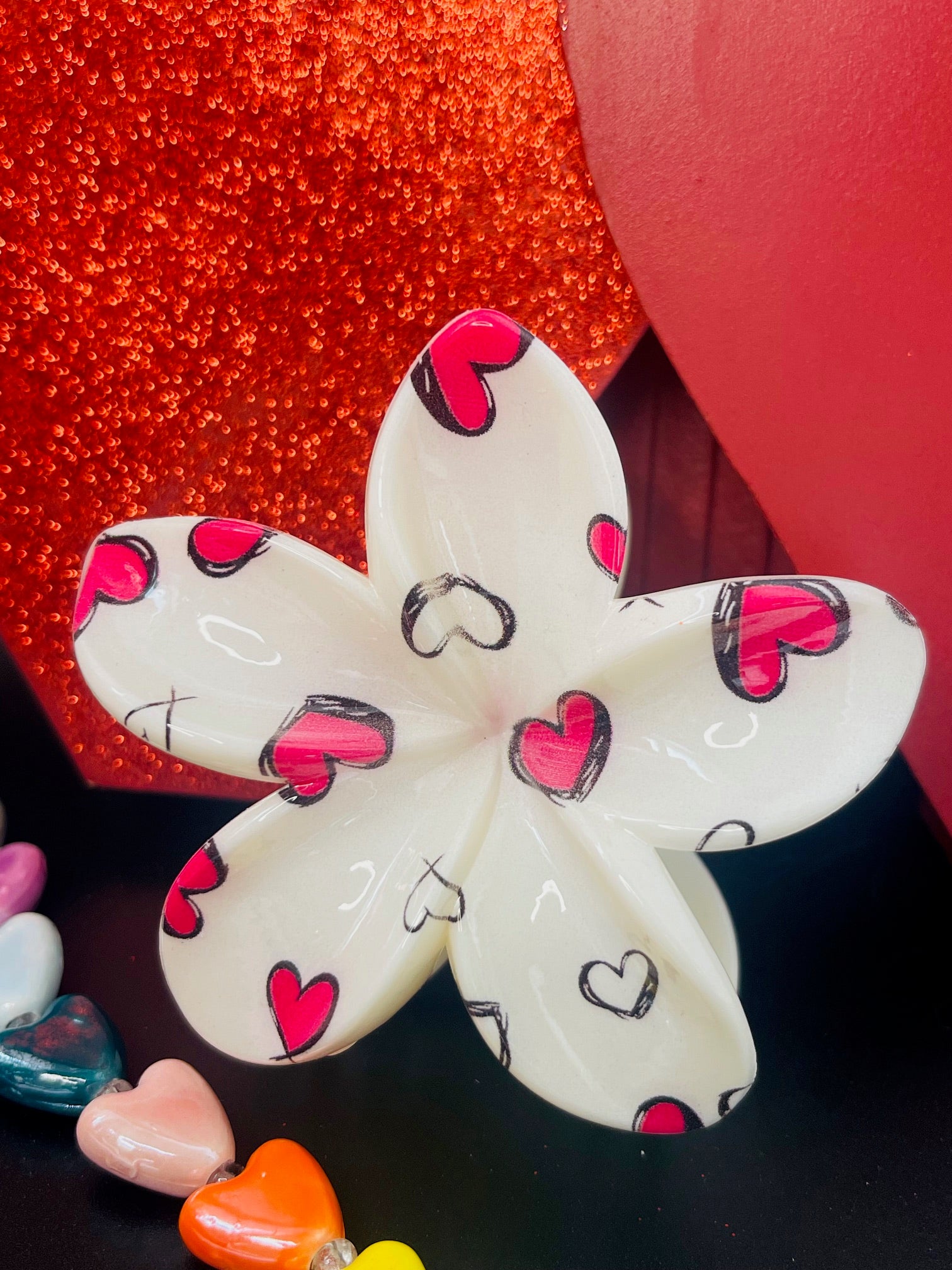 Chic Outline Heart Claw